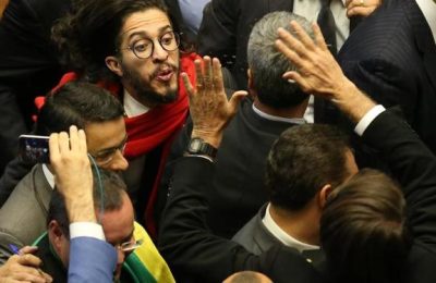 22 - Cuspir não é educado e nem adequado