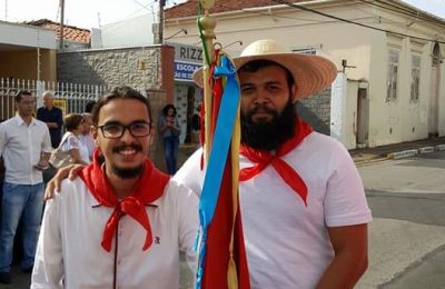 Foto de maio de 2017. Marco Ribeiro (Alferes) e Natan Coleta (Violeiro). Acervo do Prof. Marco Ribeiro